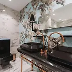 Apartment Superior Designer In Prime Location